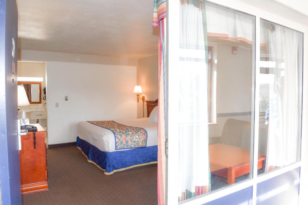 Attleboro Motor Inn Bagian luar foto